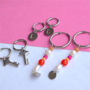 Set de inspiraciones Los pendientes criolla en acero inoxidable son un básico para crear chulos sets de pendientes