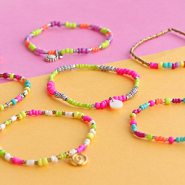 Set de inspiraciones Ideas de bisutería con abalorios rocallas en colores neón veraniegos