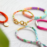 Set de inspiraciones Cómo combinar la cinta elástica cosida Ibiza con los abalorios de acero inox para crear pulseras