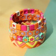 Set de inspiraciones Te mostramos cómo diseñar una colección veraniega de pulseras con abalorios Tile