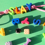 Set de inspiraciones Crea joyas divertidas con abalorios letras acrílico