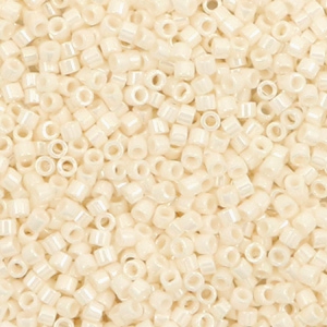 Abalorios Miyuki Delica's 11/0 Opaque dark cream beige DB-732