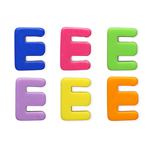 Abalorios alfabeto acr&iacute;lico letra E Multicolor