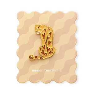 BY31&reg; Pin leopardo en una tarjeta Beige-marr&oacute;n-rojo-dorado