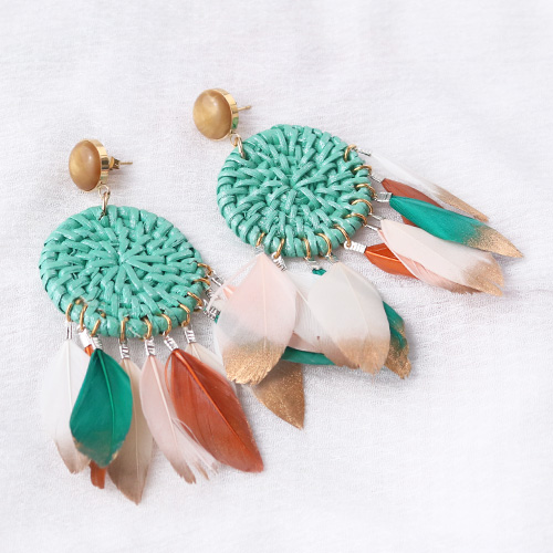 Inpiraci&oacute;n de moda festivalera con coloridas plumas y colgantes de rat&aacute;n