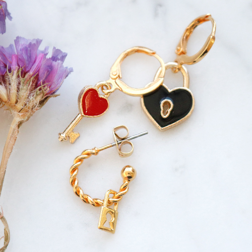 Estos pendientes, pulseras y collares los creas muy f&aacute;cil con los colgantes met&aacute;licos DQ: