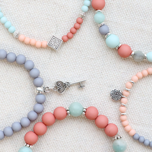 De este modo puedes crear preciosas pulseras con abalorios acr&iacute;licos: