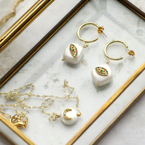 Manos a la obra y dise&ntilde;a joyer&iacute;a con conchas n&aacute;car brillante en combinaci&oacute;n con los elementos en lat&oacute;n con zirconia.