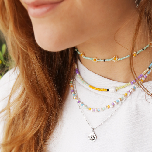 Manos a la obra y crea collares y cordones para gafa de sol de tendencia con los abalorios rocalla