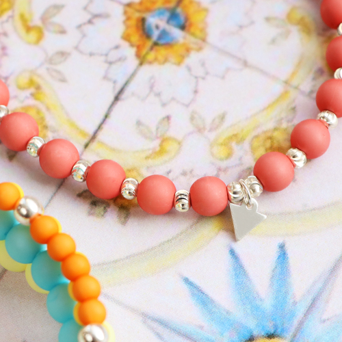 Crea pulseras de colores con abalorios acr&iacute;licos.