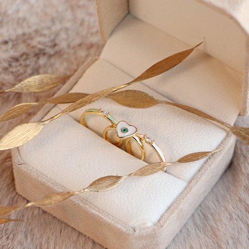 Combina estos coloridos anillos y pendientes con joyas hechas a mano