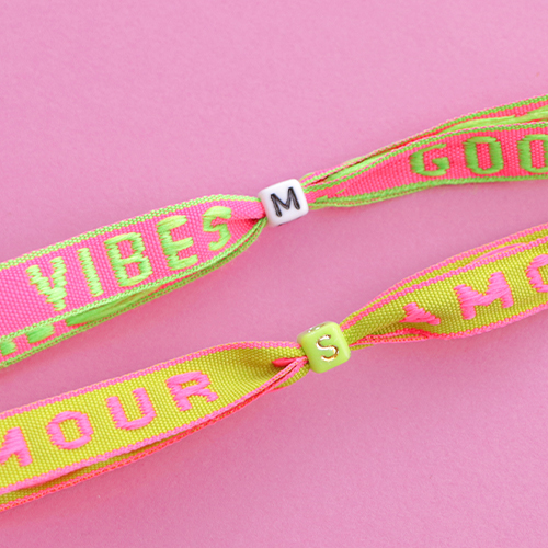 Vamos a utilizar la cinta con texto para crear pulseras moda