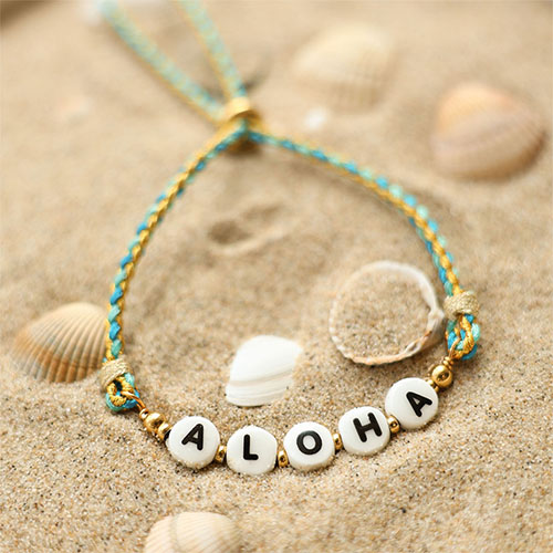 Crea joyas personalizadas con abalorios letras en cer&aacute;mica
