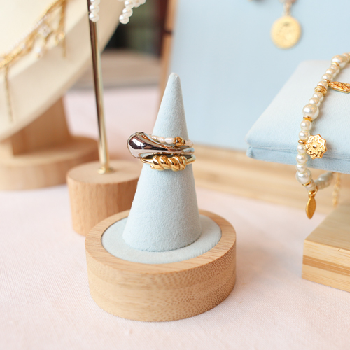 Crea una bella presentaci&oacute;n de joyas con expositores de madera 