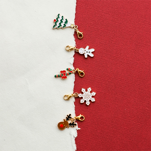 Crea tus propias decoraciones navide&ntilde;as con colgantes met&aacute;licos