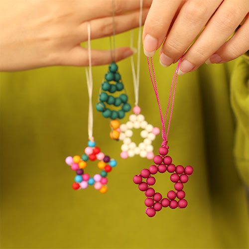 Dise&ntilde;a colgantes navide&ntilde;os con abalorios acr&iacute;licos