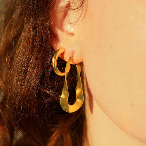 Momento de inspiraci&oacute;n con pendientes de acero inoxidable