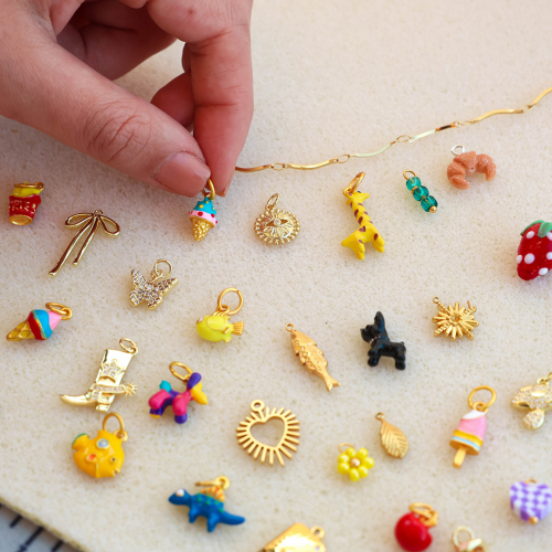 C&oacute;mo crear joyas alegres con colgantes met&aacute;licos con esmalte