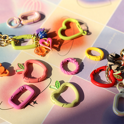 Crea joyas de moda con las fornituras para llavero coloridas