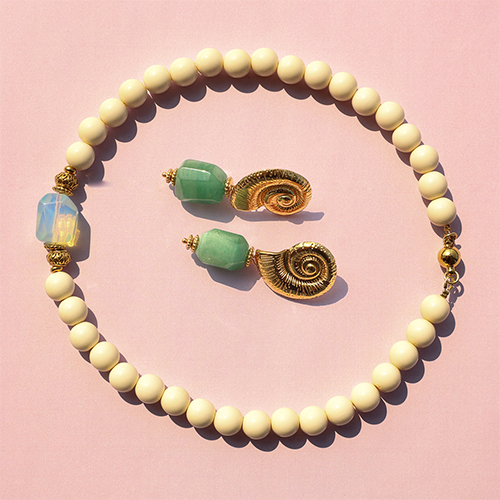 Dise&ntilde;a joyas preciosas con abalorios y colgantes de piedra natural