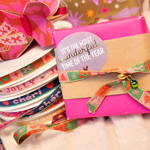 &iexcl;Haz que tus regalos & creaciones sean a&uacute;n m&aacute;s festivos con cinta!
