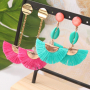 Coloridos pendientes con alegres borlas, conchas kauri y fornituras met&aacute;licas DQ