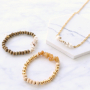 Preciosos pendientes, pulseras y collares con abalorios chips