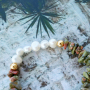 Preciosos pendientes, pulseras y collares con abalorios chips