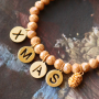 Tips para decorar tus pulseras faceteadas con colgantes met&aacute;licosDQ