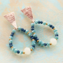 Pendientes elegantes en nuevos colores de tendencia