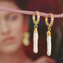 Dise&ntilde;a pendientes de tendencia con los colgantes met&aacute;licos de lat&oacute;n