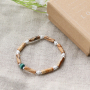 Manos a la obra con los abalorios de madera y crea preciosas pulseras