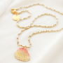 Collares y pendientes con la nueva colecci&oacute;n de colgantes concha: