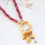 Estos pendientes, pulseras y collares los creas muy f&aacute;cil con los colgantes met&aacute;licos DQ: