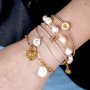 Manos a la obra con perlas de agua dulce, hilo macram&eacute;, hilo encerado y fornituras de acero inoxidable