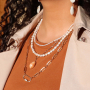 Joyer&iacute;a con cadenas en combinaci&oacute;n con perlas de agua dulce y conchas