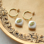 Manos a la obra y dise&ntilde;a joyer&iacute;a con conchas n&aacute;car brillante en combinaci&oacute;n con los elementos en lat&oacute;n con zirconia.