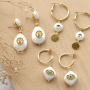 Manos a la obra y dise&ntilde;a joyer&iacute;a con conchas n&aacute;car brillante en combinaci&oacute;n con los elementos en lat&oacute;n con zirconia.