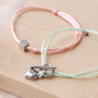 Crea coloridas pulseras con hilo de sat&eacute;n y entrepiezas de acero inoxidable