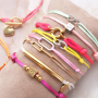 Crea coloridas pulseras con hilo de sat&eacute;n y entrepiezas de acero inoxidable