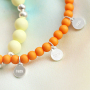 Crea pulseras de colores con abalorios acr&iacute;licos.