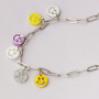 Haz maravillas con estos colgantes smiley de moda en plexx y metal DQ