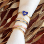 Combina estos coloridos anillos y pendientes con joyas hechas a mano