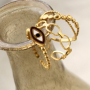 Ponte creativa con los anillos de acero inoxidable