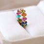 Preciosos anillos con las piedras naturales faceteadas de imitaci&oacute;n