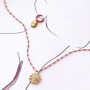 Utiliza estos colgantes met&aacute;licos de lat&oacute;n en todas tus joyas