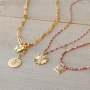 Utiliza estos colgantes met&aacute;licos de lat&oacute;n en todas tus joyas