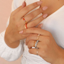 Combina varios anillos para un look elegante