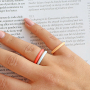 Combina varios anillos para un look elegante
