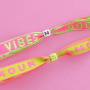 Vamos a utilizar la cinta con texto para crear pulseras moda